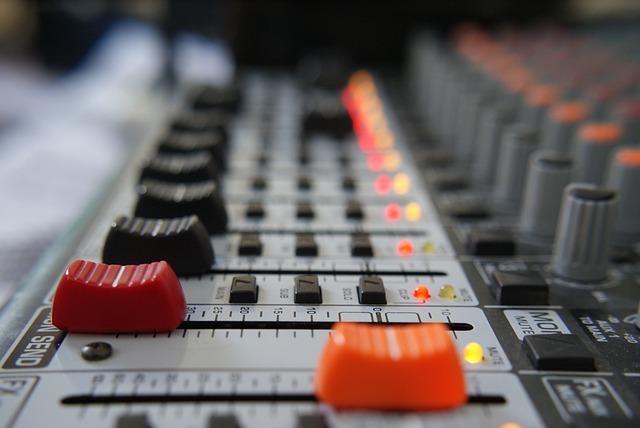 Console de mixage avec diodes et boutons illustrant le paramétrage des licences sur Cloud cockpit
