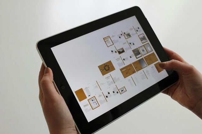 gros plan sur une tablette prise en main par un utilisateur directement sur une interface métier