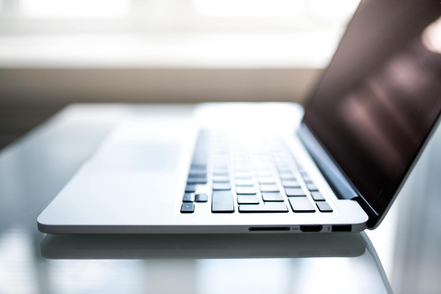Focus sur un PC portable ouvert