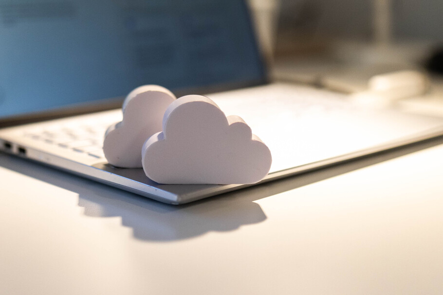 Gros plan sur un PC portable allumé et ouvert avec 2 nuages en mousse posés sur le clavier