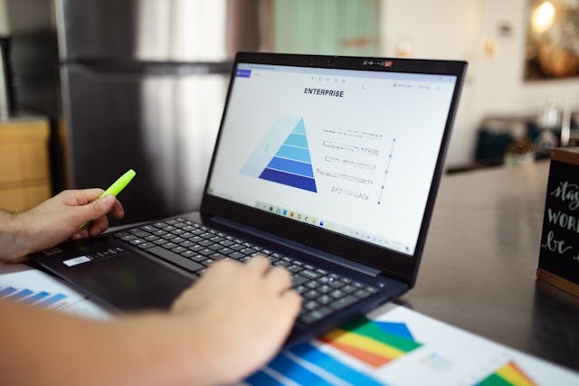 Ordinateur portable ouvert et présentant à l'écran un graphique pyramidal de maturité