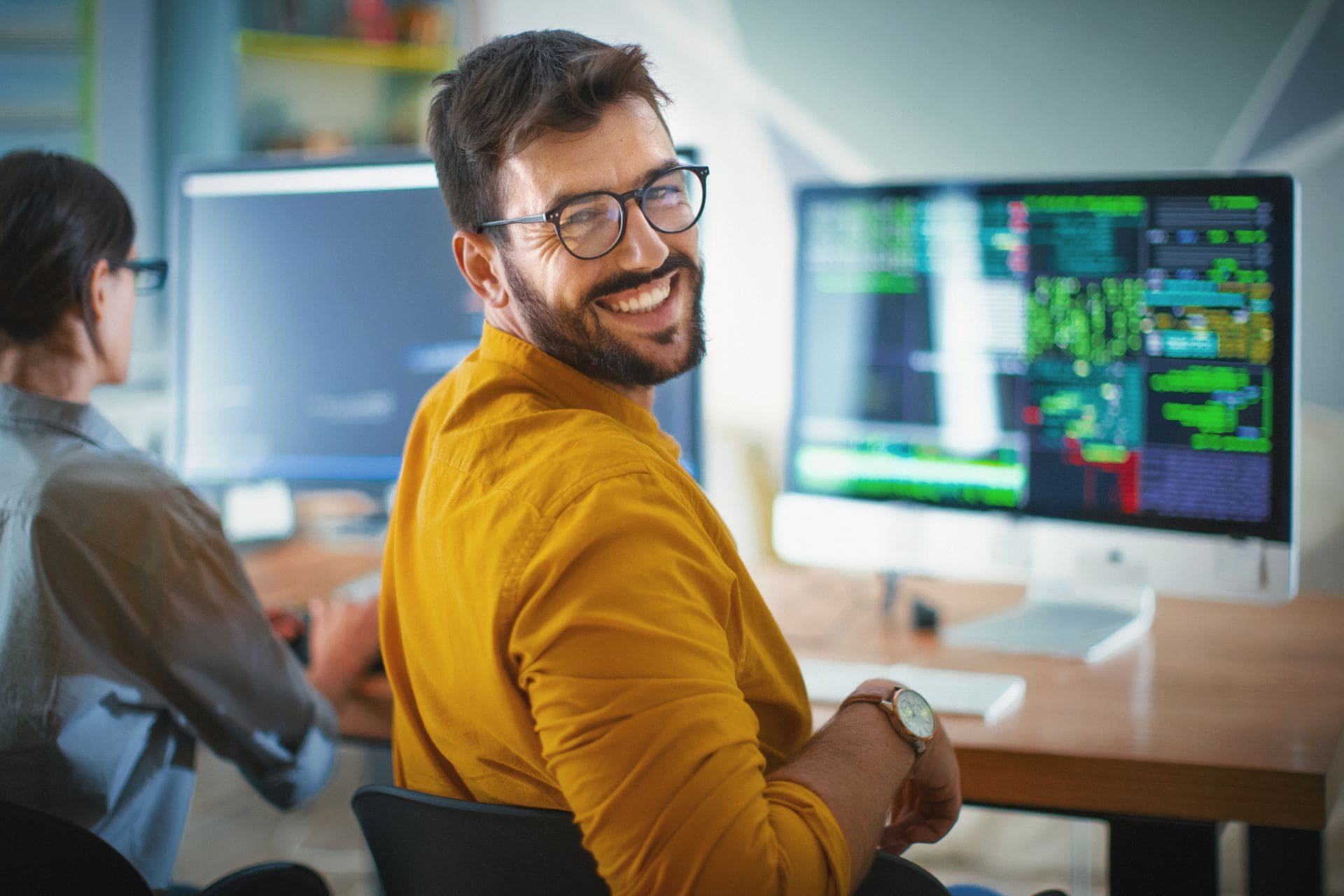 Technicien d’un prestataire informatique PME supervisant l’infrastructure et la sécurité du système informatique