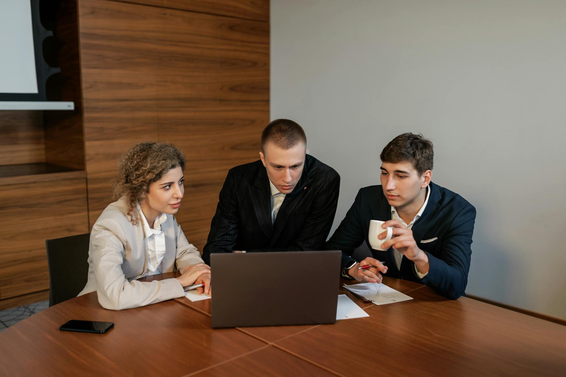 Équipe PME analysant un projet de changement d’opérateur fibre entreprise