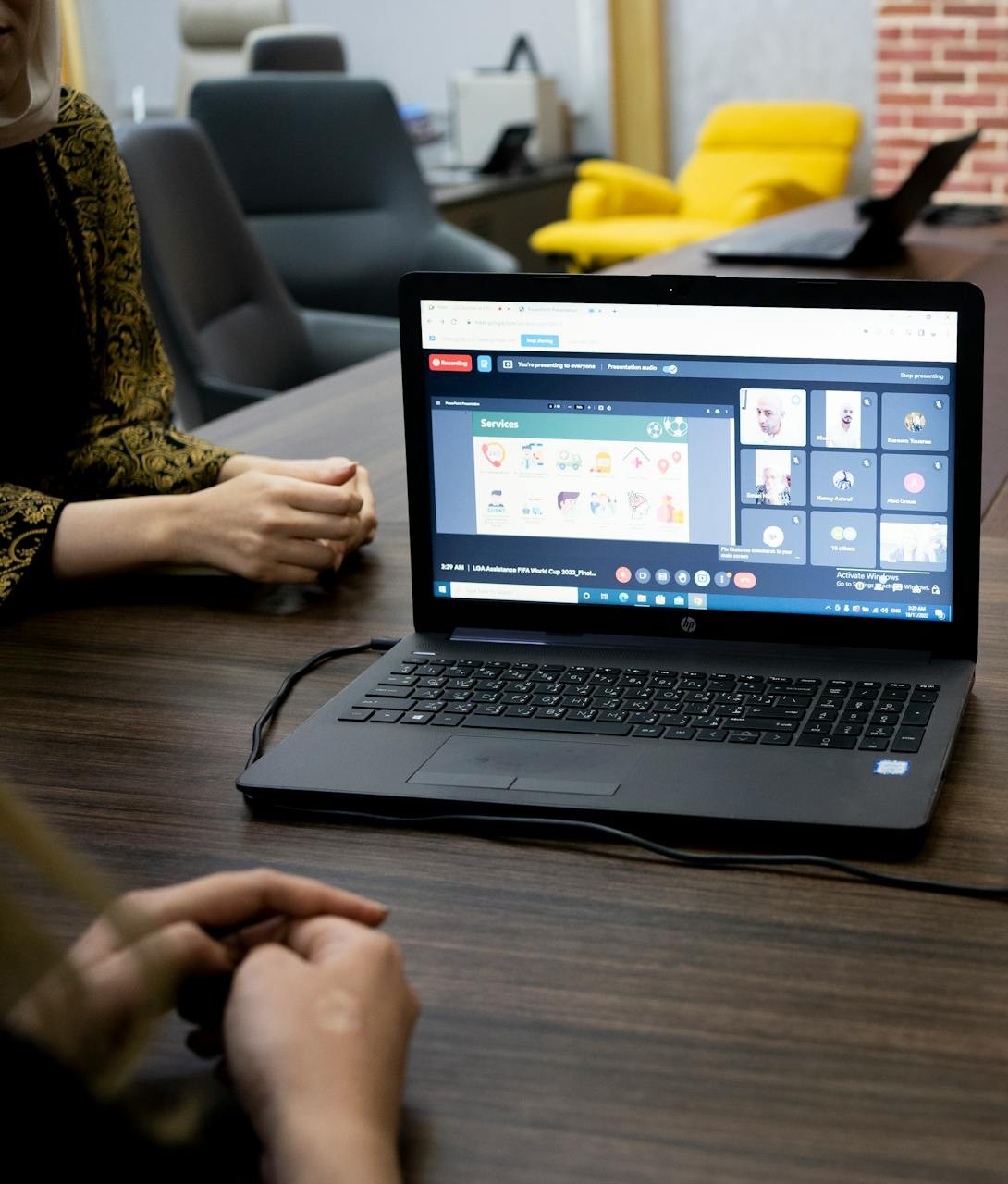 Réunion collaborative PME avec environnement Microsoft Teams et outils numériques professionnels